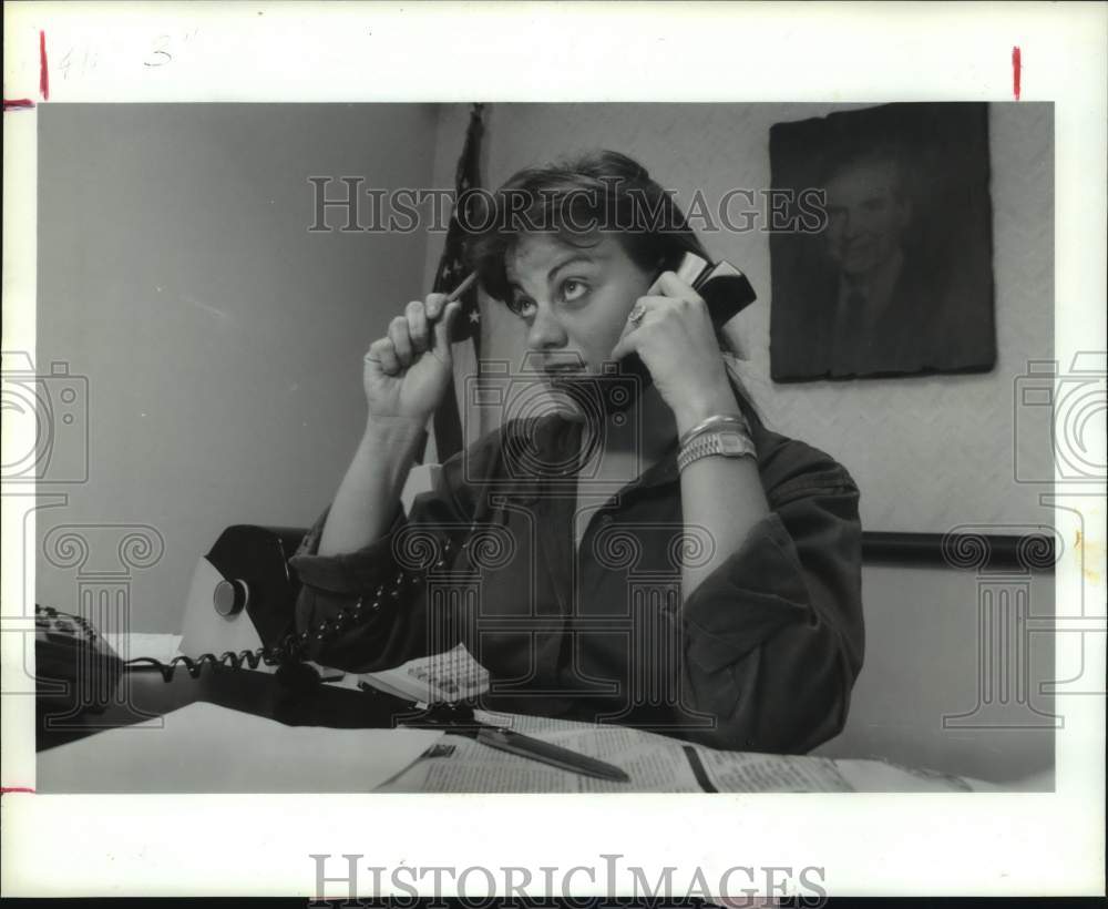 1991 Press Photo Staff Assistant Jenni Cortes Answers Phone at Bentsen's Office - Historic Images
