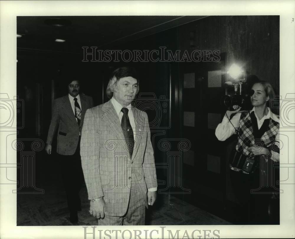 1974 Press Photo D.D. Collins of Houston Police Department walks past newsmen - Historic Images