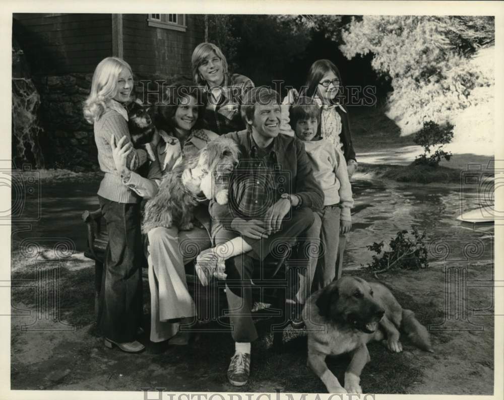 1974 Press Photo Actor Ronny Cox with family - Historic Images