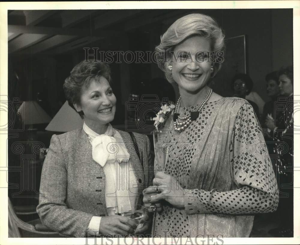 1986 Press Photo Mrs. Walter Cunningham with Suzanne McCrary in Houston. - Historic Images