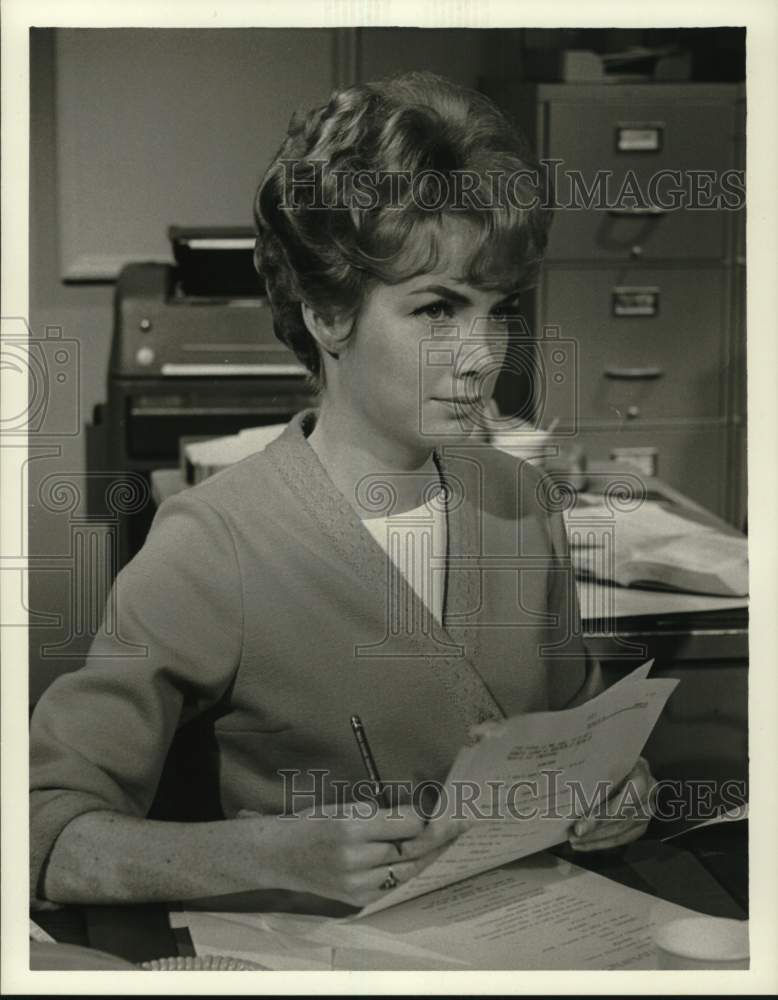 1965 Press Photo Woman with papers in her hand. - Historic Images