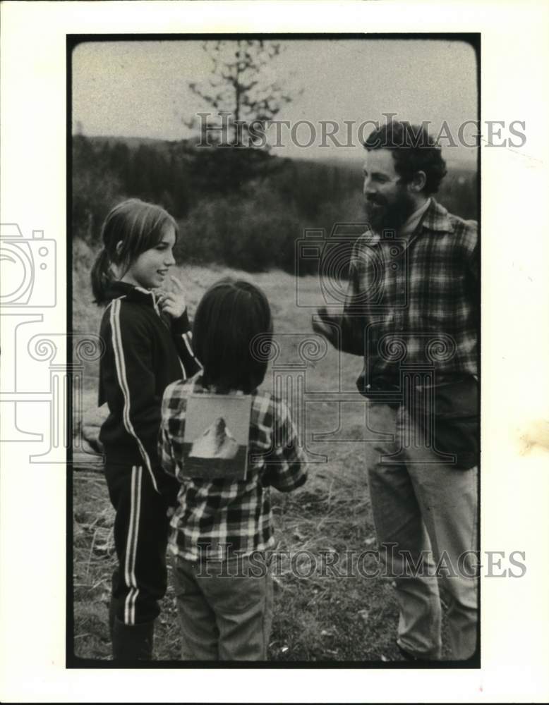 1990 Nature educator Joseph Cornell plays game with children in CA - Historic Images