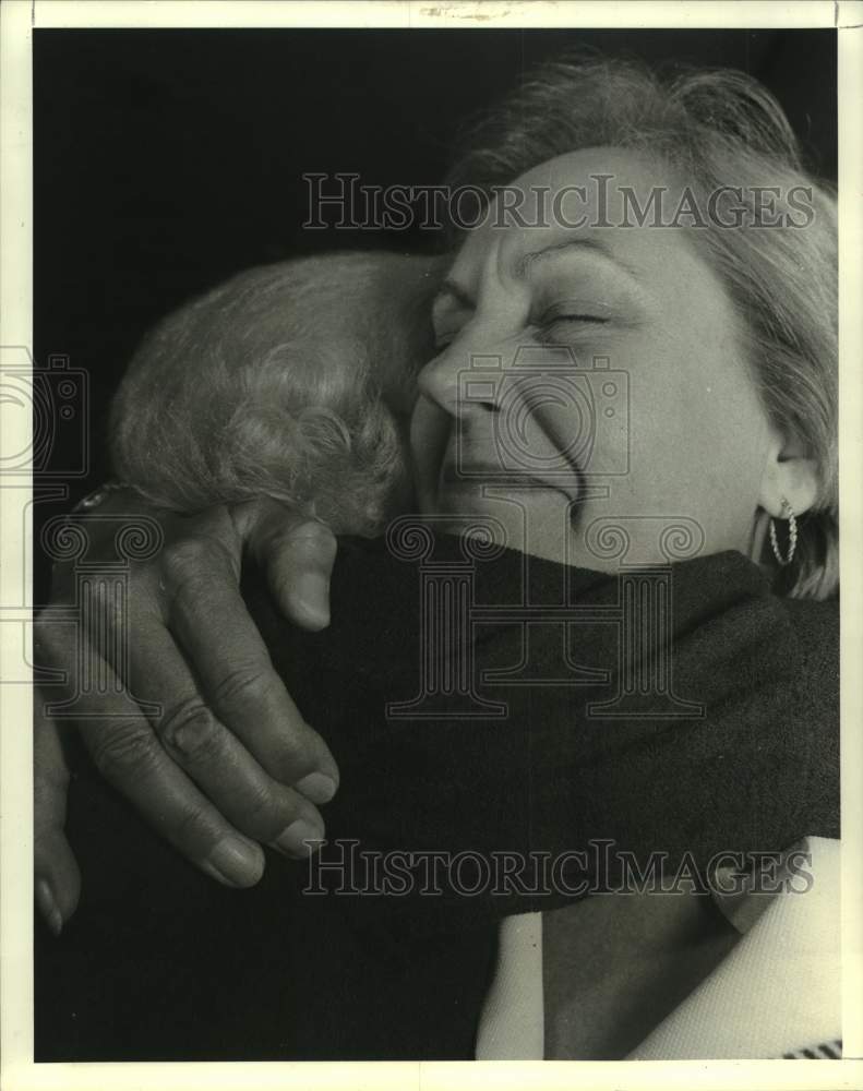 1980 Press Photo Betty Cartwright Arrives at Houston Airport from Iraq-Iran War - Historic Images