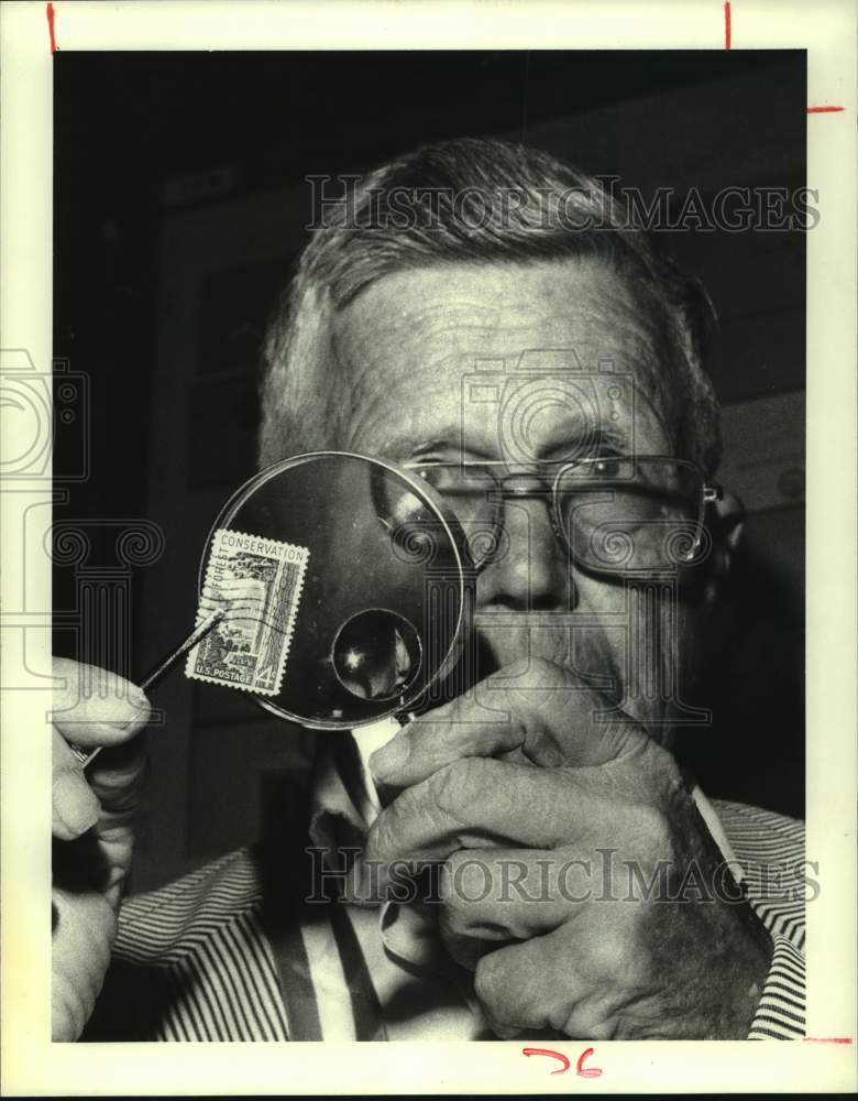 1978 Press Photo Leo Elliott, stamp collector examines stamp under magnify glass - Historic Images