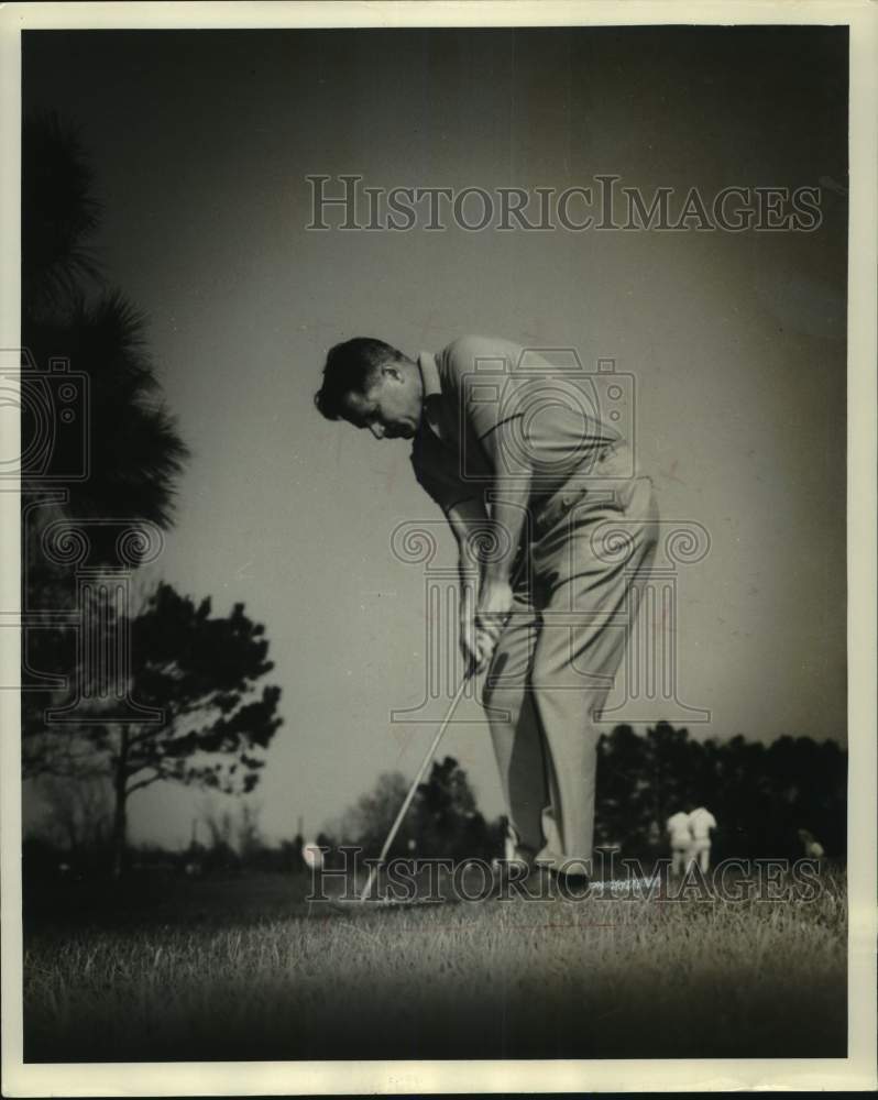 1962 Press Photo Nick Cramer playing golf - Tennessee Life Insurance VP - Historic Images