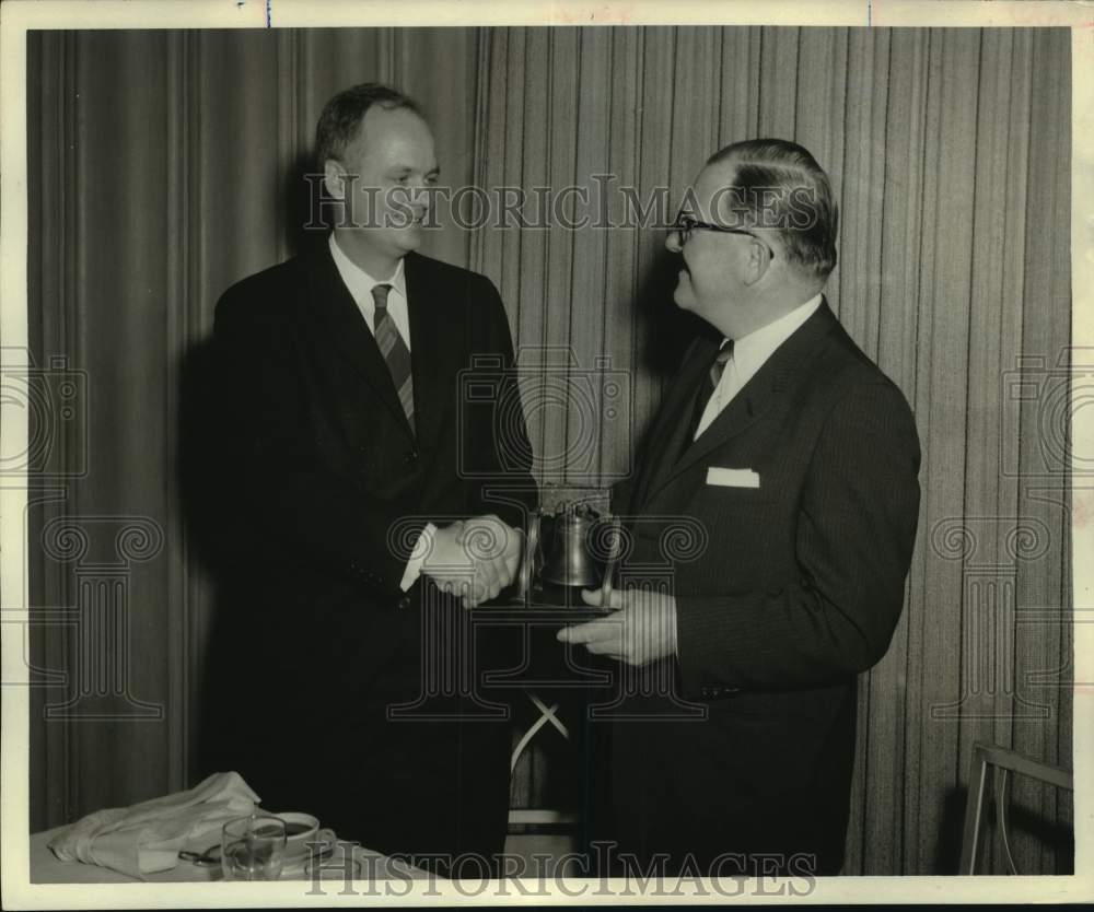 1962 Press Photo Roy H. Cullen presents "Liberty Bell" trophy to M.E. Montrose - Historic Images