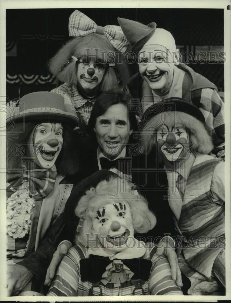 1986 Press Photo Jim Dale and clowns of Ringling Bros and Barnum & Bailey Circus - Historic Images