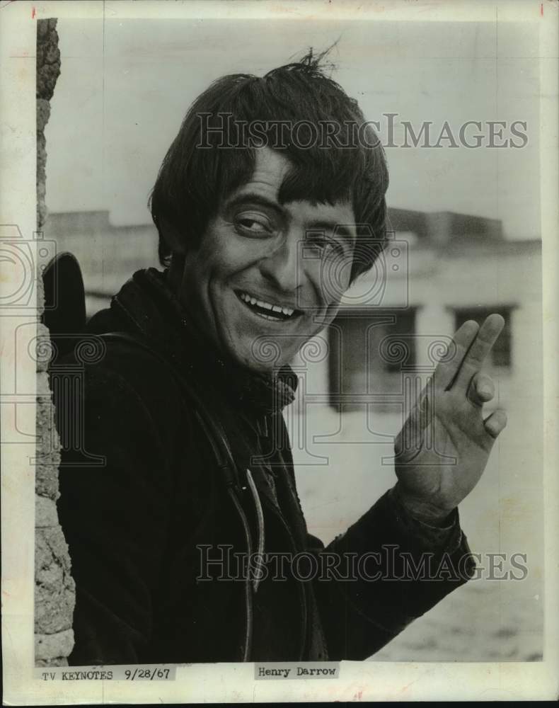 1967 Actor Henry Darrow gives small wave-Historic Images