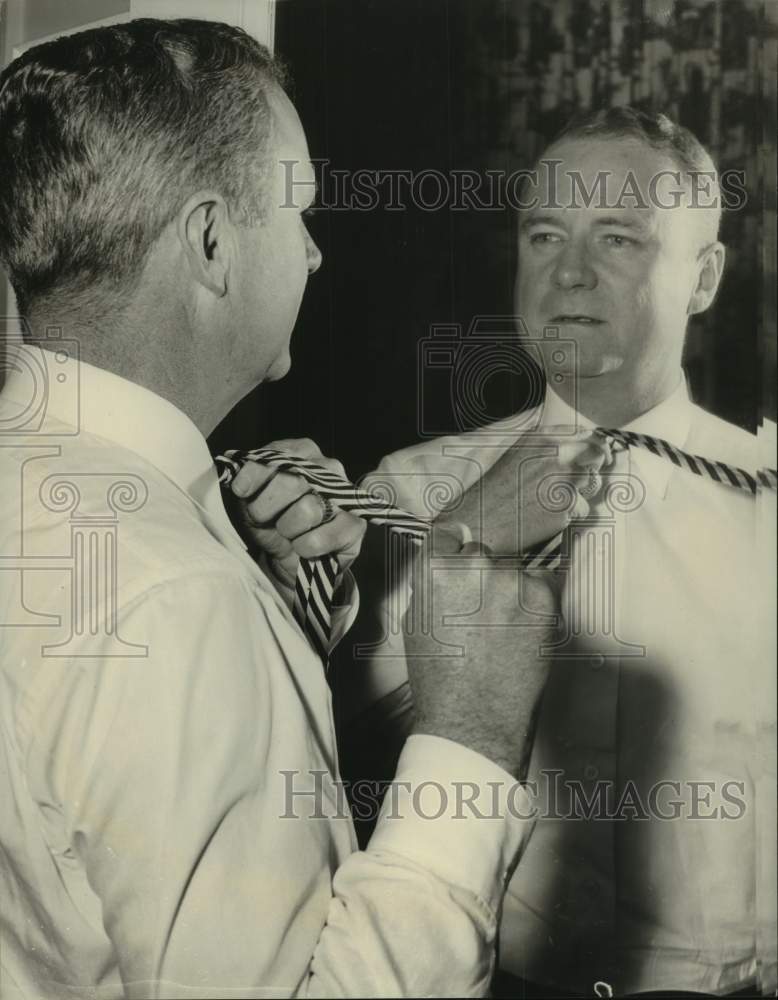 1956 Press Photo Price Daniel fixes tie - Candidate for Texas Governor - Historic Images