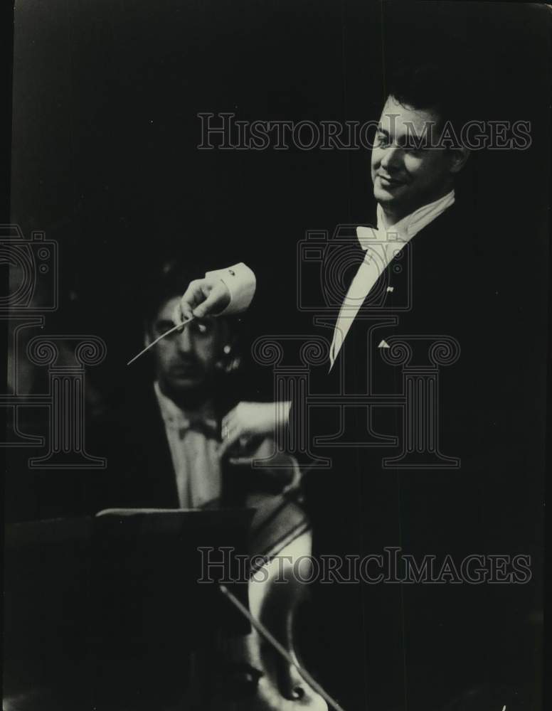 1975 Press Photo Rafael Fruhbeck De Burgos conductor performs at Houston show. - Historic Images