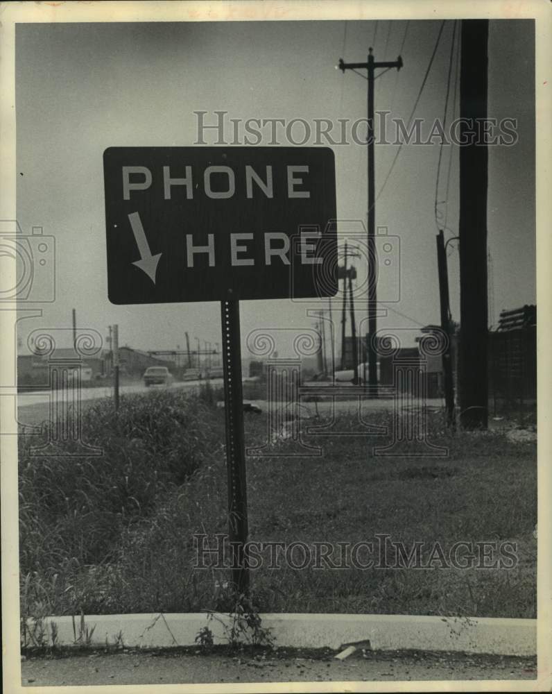 1970 Press Photo Looks Like Invisible Phone at Houston, Texas Junction - Historic Images