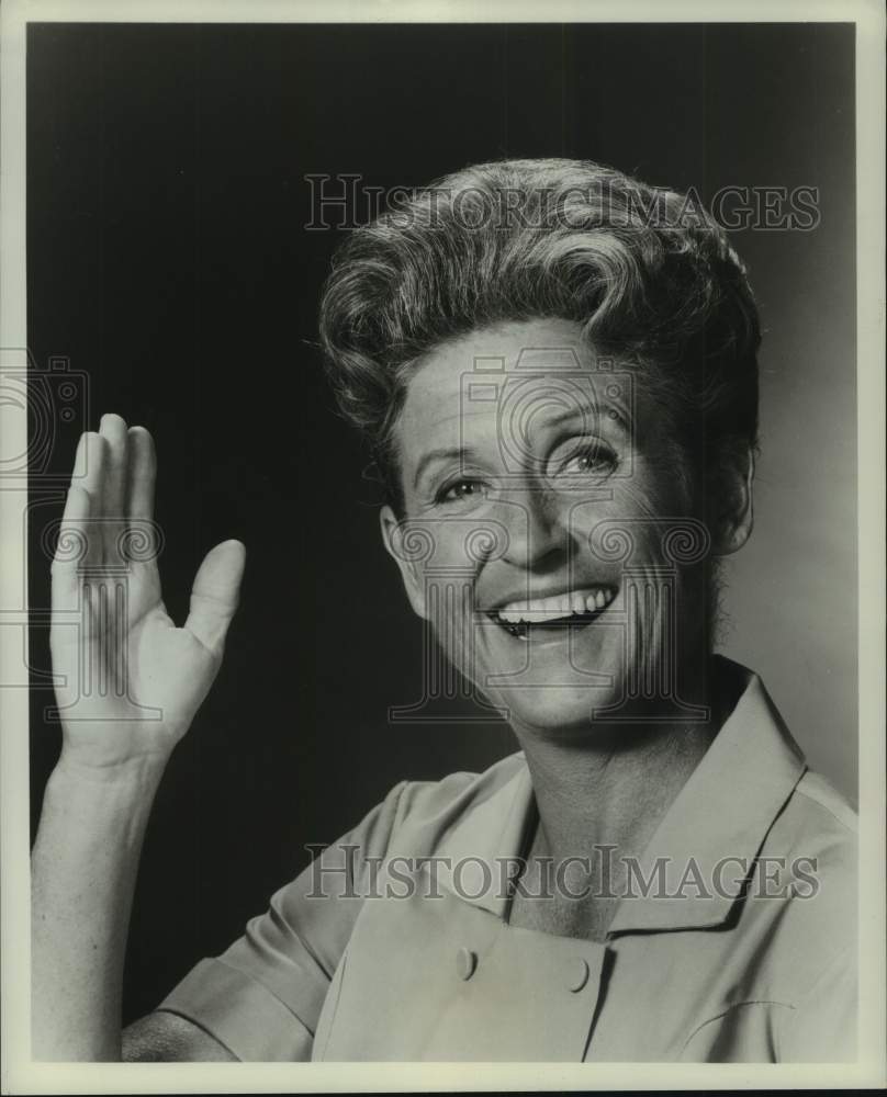 1974 Press Photo Actress Ann B. Davis gives friendly wave - Historic Images