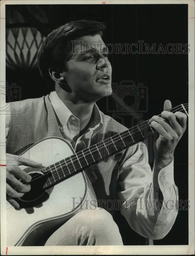 1966 Press Photo John Davidson plays guitar and sings - Historic Images