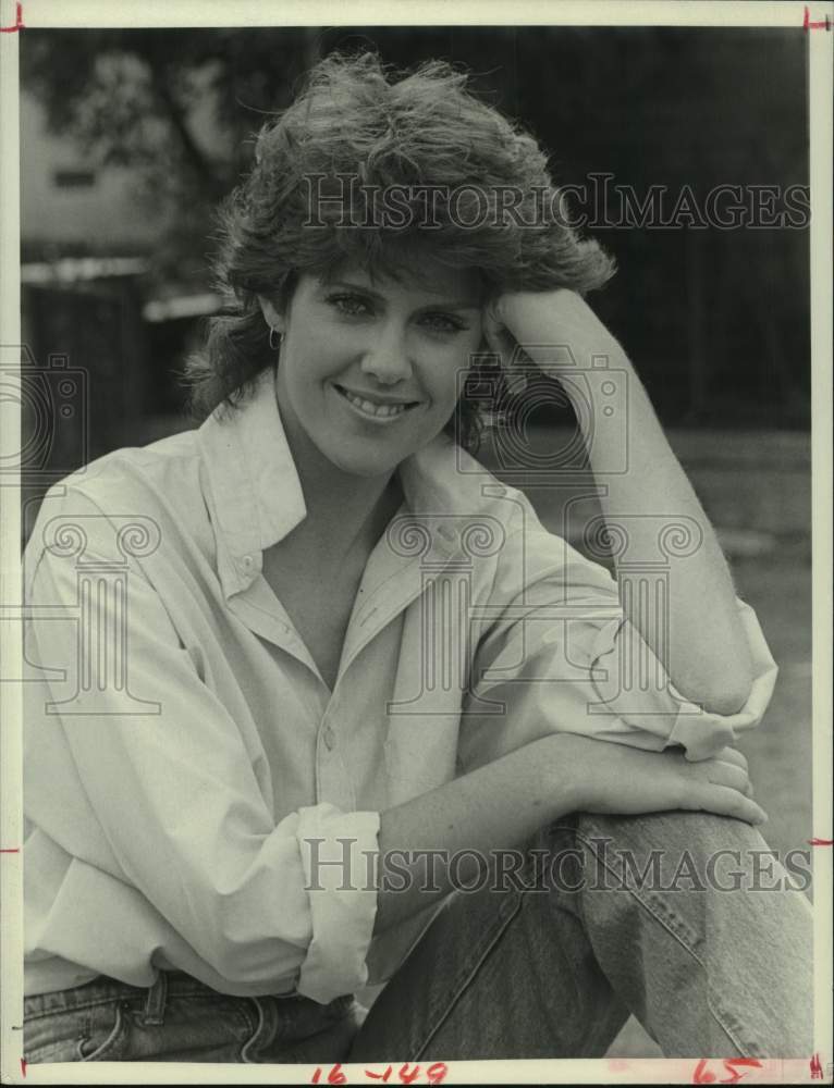 1984 Press Photo Actress Pam Dawber relaxing in blue jeans and baggy shirt - Historic Images