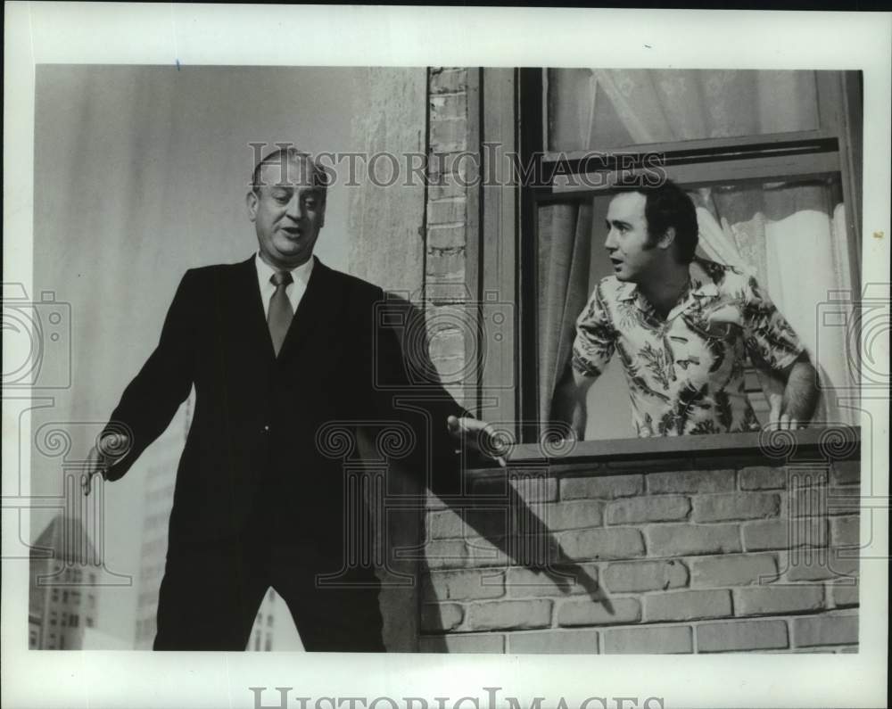 1983 Press Photo Comedian Rodney Dangerfield gets ready to jump in scene - Historic Images