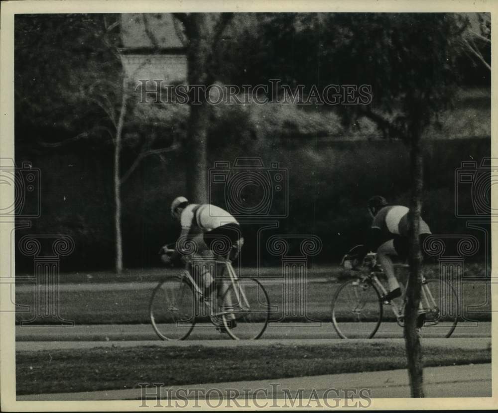 1970 Press Photo Cyclists&#39; early morning workout on University of Houston campus- Historic Images