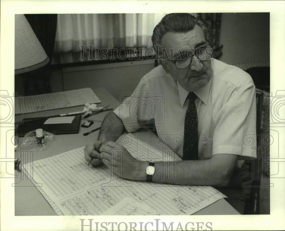 1984 Press Photo Composer Mario Davidovsky sitting at desk with sheet music, TX - Historic Images