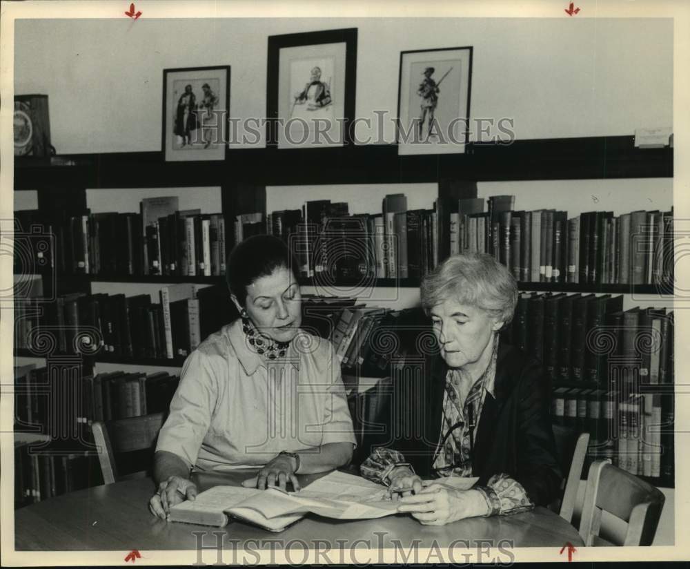 1963 Press Photo Martha Anne Turner and Aline Law View Rare Book in Texas - Historic Images