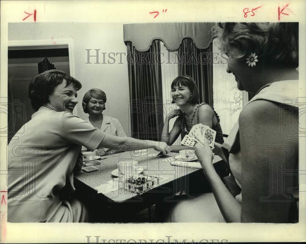 1965 Press Photo Jane Conrad, wife of astronaut in space, with neighbors