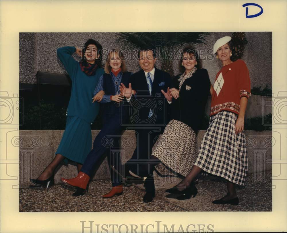 1989 Press Photo Designer Bernard Chaus with models at Foley&#39;s in Houston - Historic Images