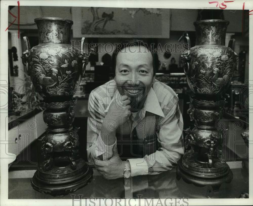 1977 Press Photo Houston Antique Dealer Philip Chen and Japanese Temple Urns - Historic Images