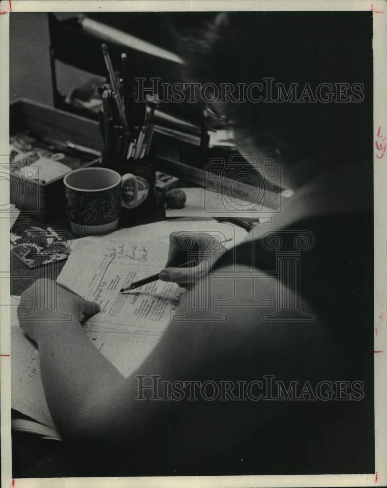 1970 Press Photo Ann Criswell, Houston Chronicle Food Editor, Checks Recipes - Historic Images