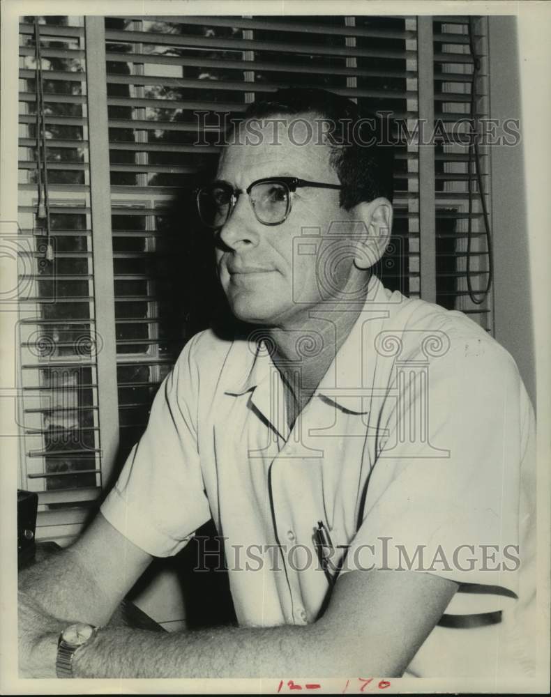 1963 Press Photo Walter W. Broemer with Indian Affairs, Texas - Historic Images