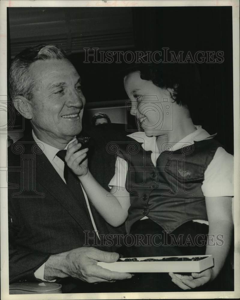 1962 Press Photo Camp Fire Girl Vonita Hays with Mayor Lewis Cutrer - Historic Images