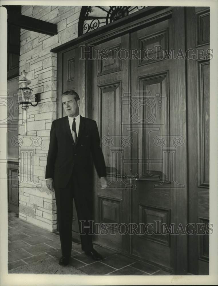 1964 Press Photo Governor John Connally outside at his Ranch Home - hca88670 - Historic Images