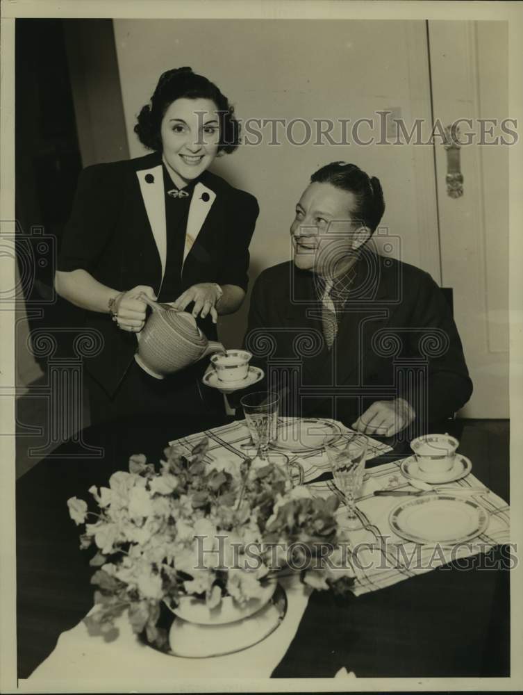 1937 Press Photo Alyce McLaughlin Pours Tea for Fiance Charles Correll at Home - Historic Images