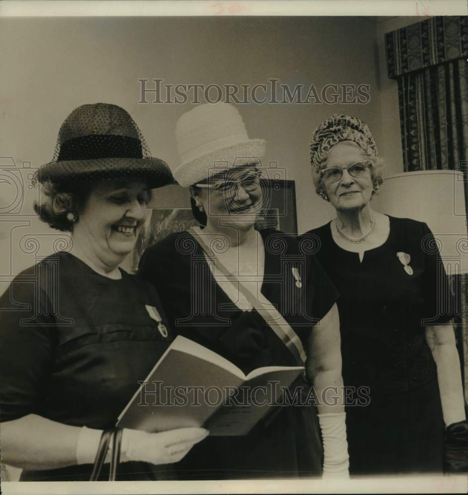 1964 Press Photo Magna Charta Dames Hold State Parliament in Houston, Texas - Historic Images