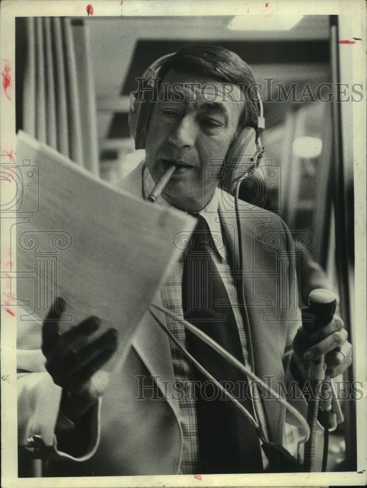 1974 Press Photo Journalist Howard Cosell in Headphones Holding Microphone - Historic Images