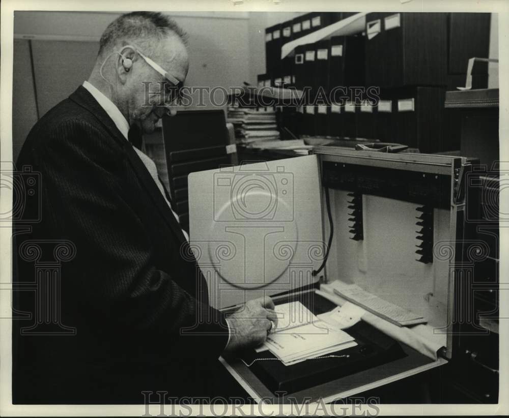 1972 Press Photo R.E. &quot;Bob&quot; Turrentine - Harris County Clerk in HIs office. - Historic Images