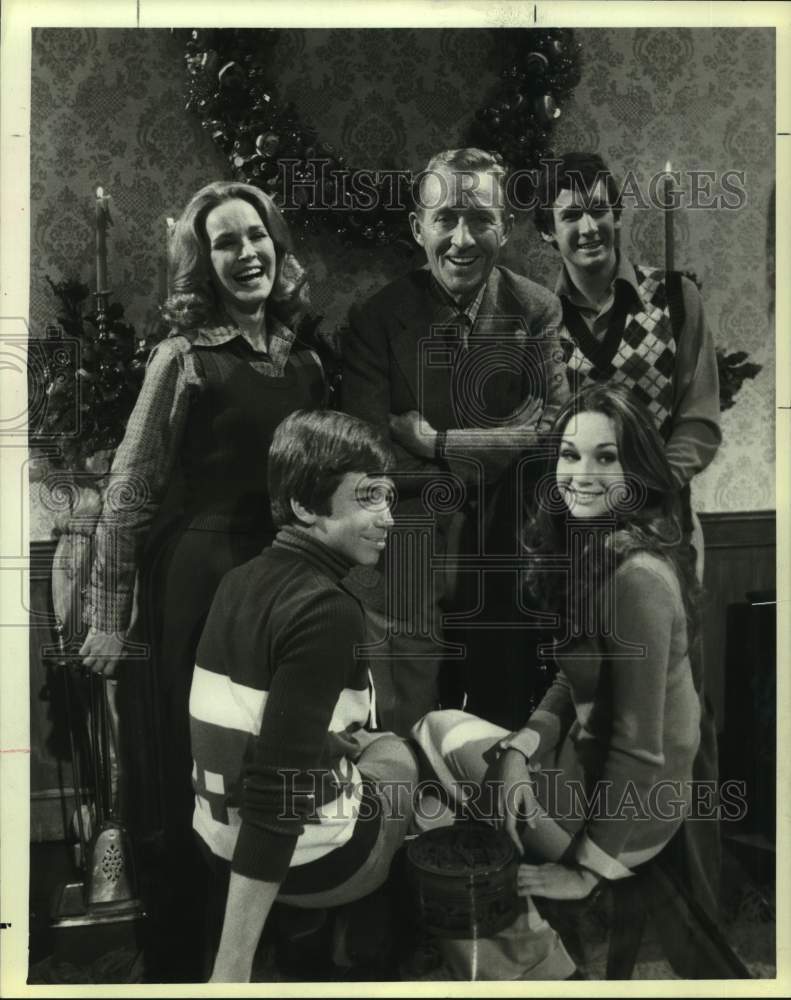 1979 Press Photo Singer Bing Crosby and his family in their home at Christmas - Historic Images