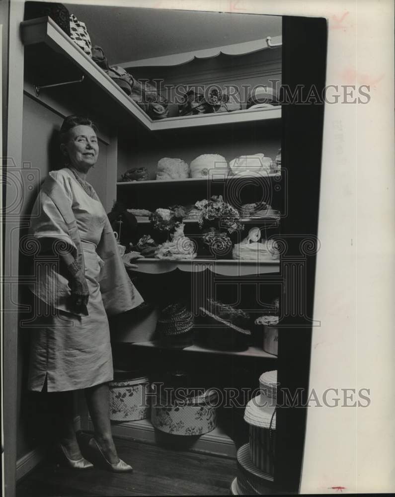 1965 Press Photo Mrs Carey Croneis and her famous hat closet, Texas - Historic Images