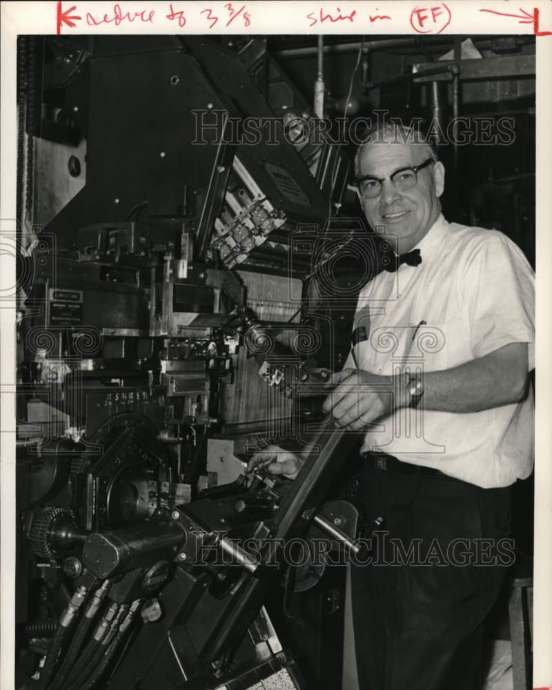 1967 Press Photo Houston Chronicle's Composing Room machinist Curtis Eiland - Historic Images