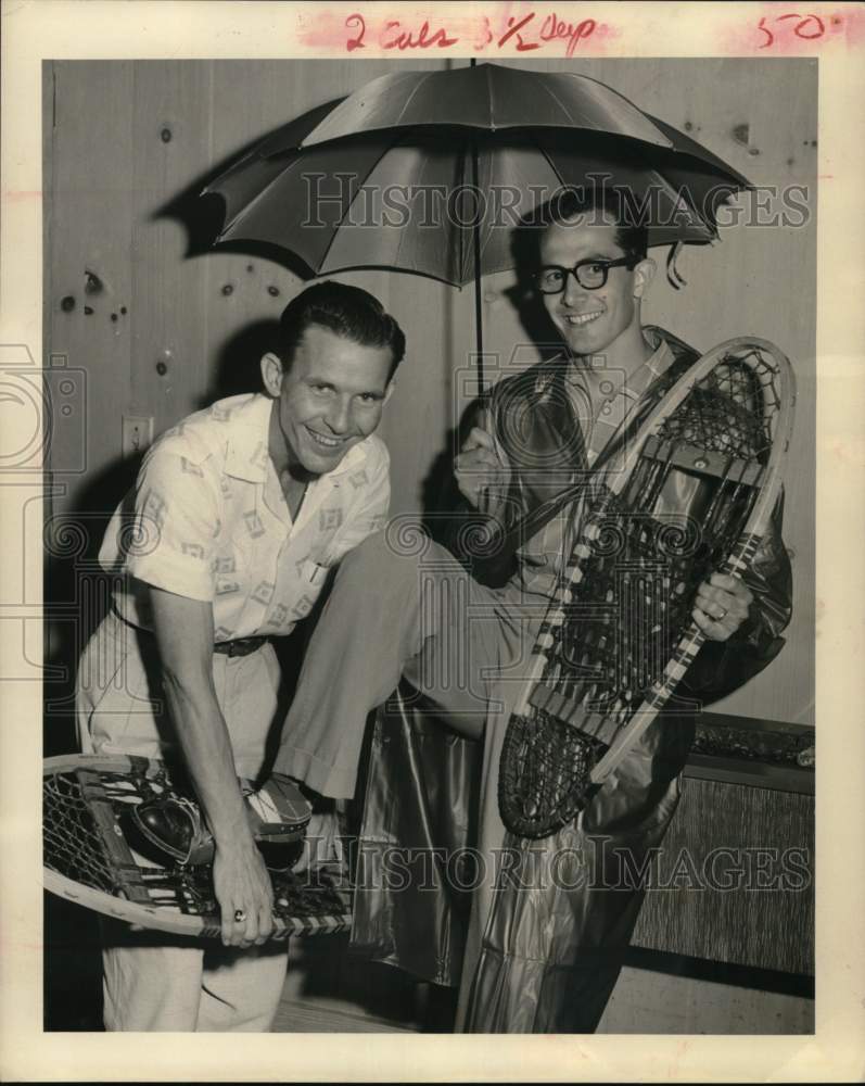 Press Photo KNUZ newsman Gene Echols with sidekick show off snowshoes in Texas - Historic Images