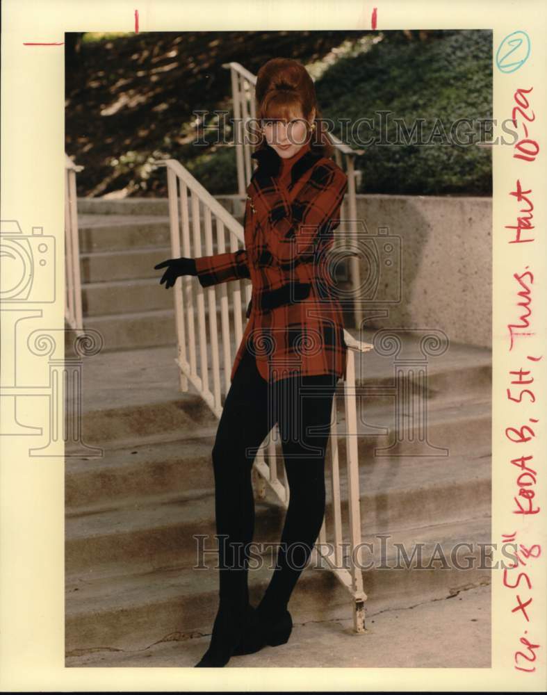 1992 Press Photo Model Wears Fashion Designs of Adrienne Vittandini in Houston - Historic Images