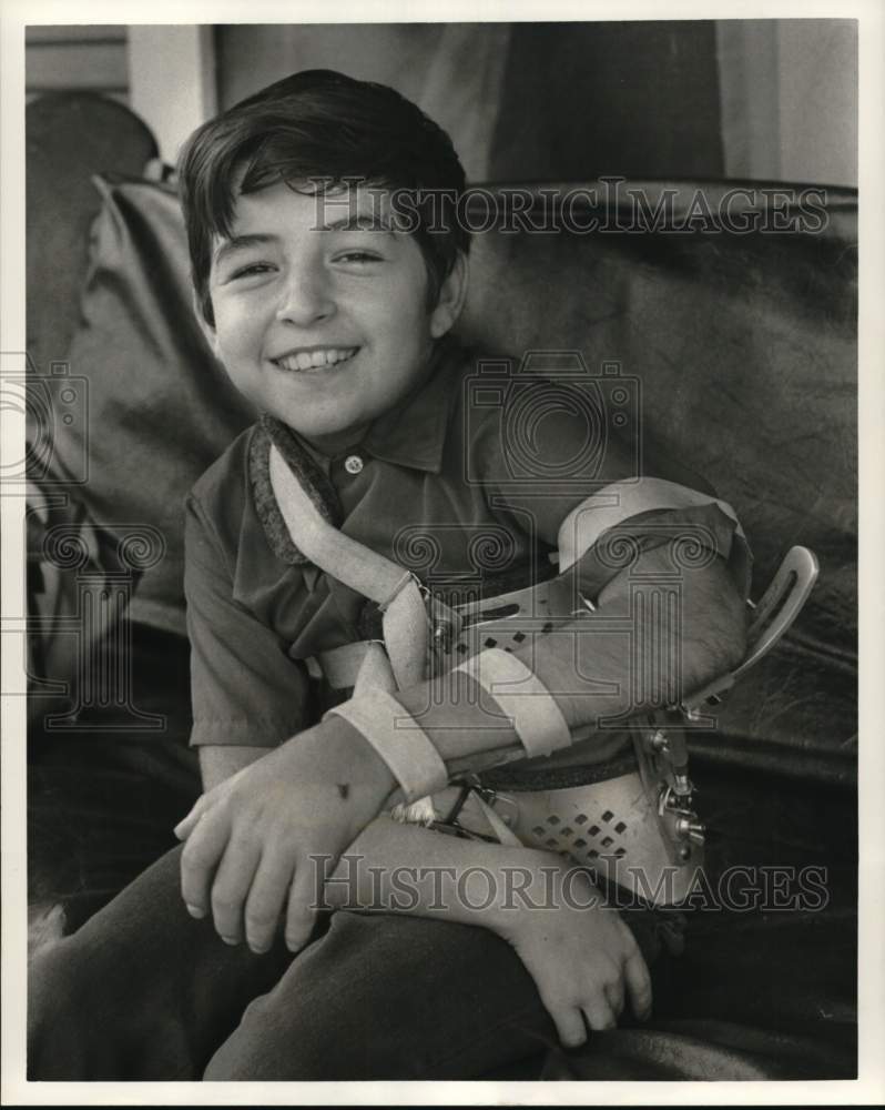 1975 Press Photo Gerry Villarreal, whose arm was severed by a washing machine - Historic Images