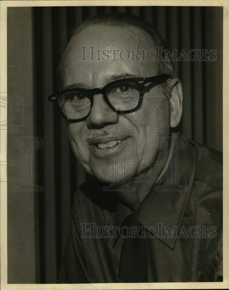 1971 Press Photo Houston Post Writer Marshall Verniaud Retires - Historic Images