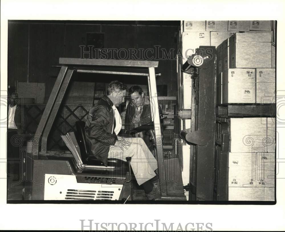 1984 Press Photo Houston winemakers Dan Duckhorn &amp; Bill Roddis in the warehouse. - Historic Images