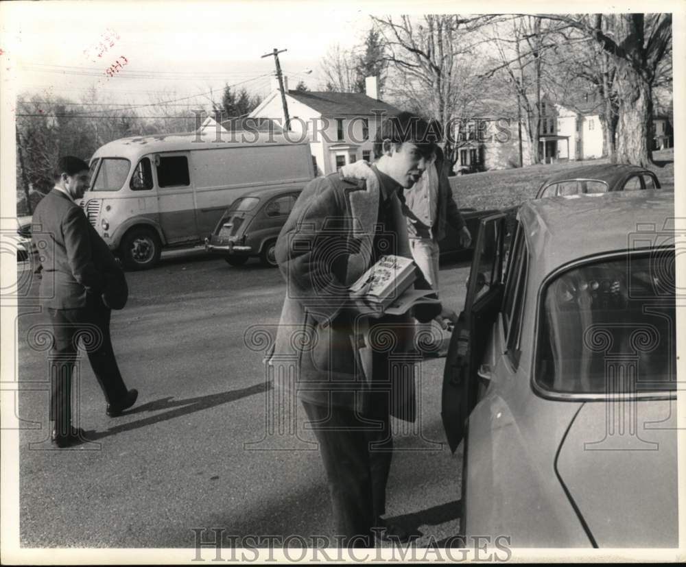 1969 Press Photo David Eisenhower Heads to School at Amherst College - Historic Images