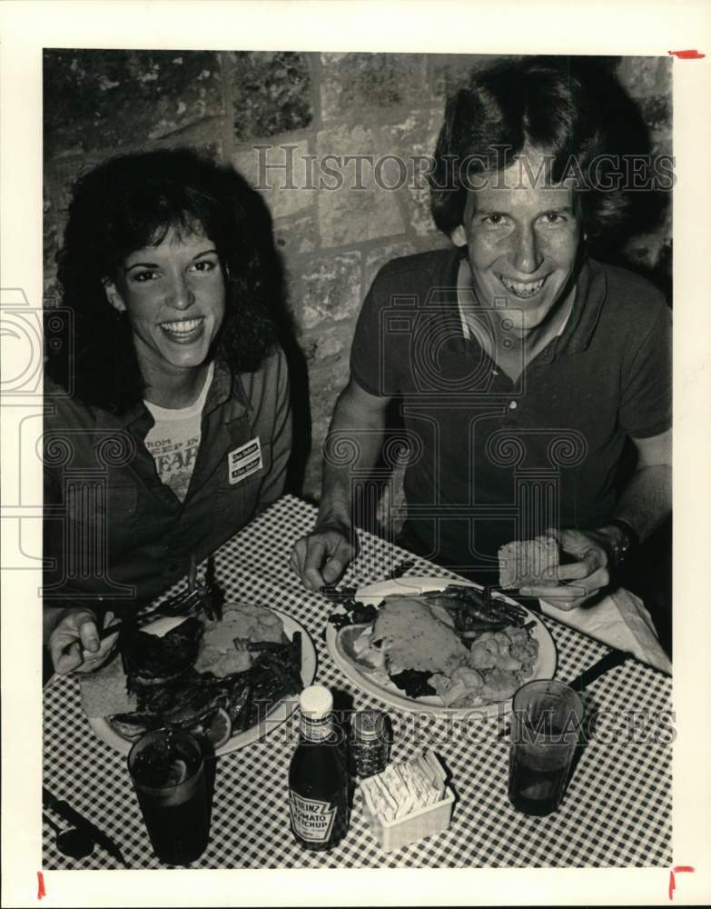 1983 Press Photo Meg Tynan and Forsyth, Houston Post staffers at dinner - Historic Images