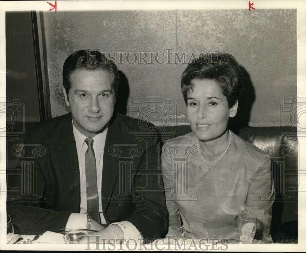 1968 Press Photo Houston Criterion Club Manager John and Mrs. Van Dix at Maxim&#39;s - Historic Images