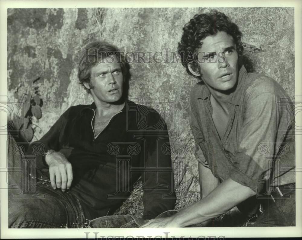 1971 Press Photo Roger Davis, Actor, in Scene with Co-Star - Historic Images