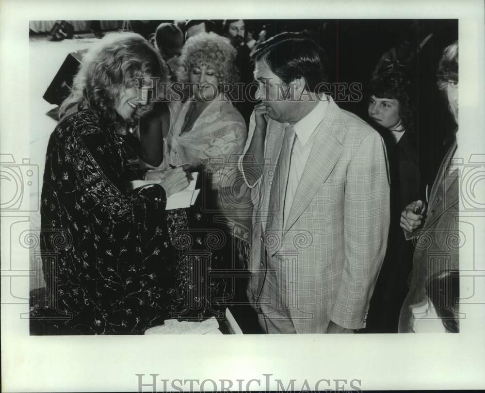 1981 Singer Lacy J. Dalton signing autographs - Historic Images