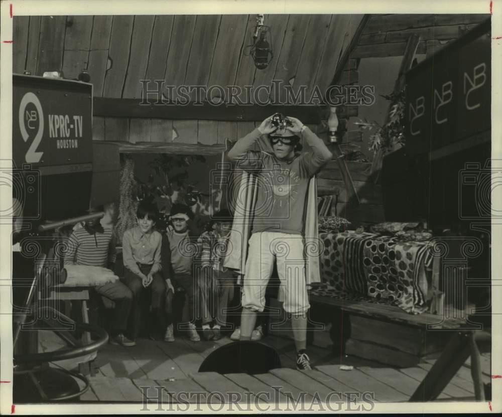 1971 Press Photo David Doty on the set of "Sundown's Treehouse" with children. - Historic Images
