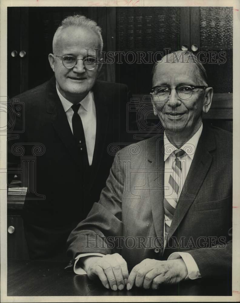 1967 Press Photo L.V. Doucette, C.W. Tabb - Houston Chronicle retirees - Historic Images