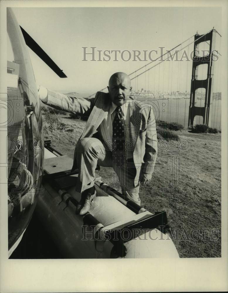 1975 Press Photo Actor Khigh Dhiegh - Historic Images