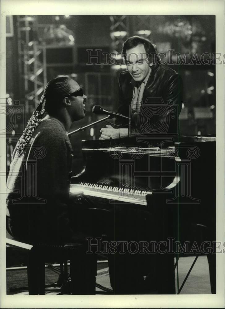 1986 Press Photo Stevie Wonder sings with Neil Diamond - Historic Images